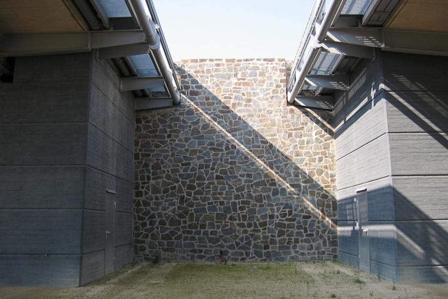 Mauer in Natursteinplatten