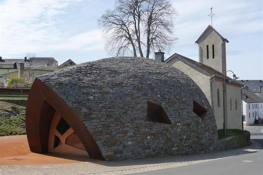 Trockenmauerwerk der Sakristei in Neunhausen