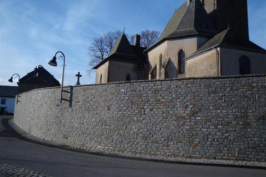 Mur d'enceinte en pierre naturelles non taillées