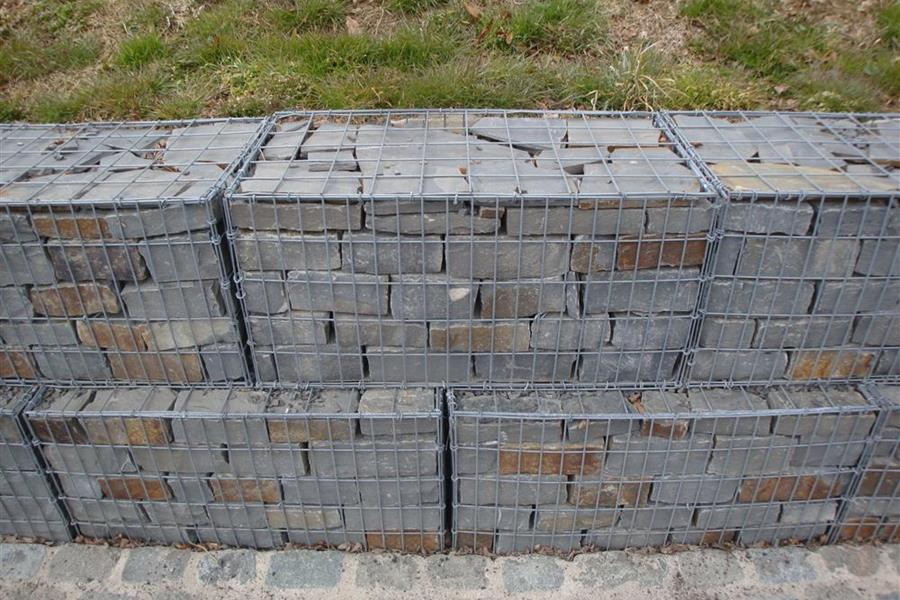 Gabions avec parement taillé et dalle de pierre