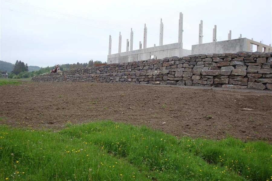 Stabilisation de talus - Gabions et blocs de pierre cyclopéens