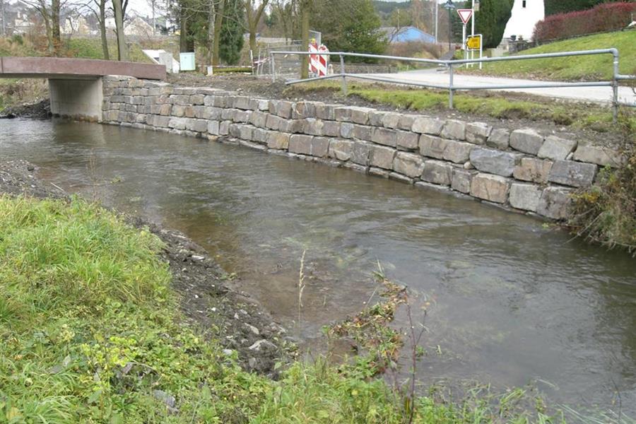 Stabilisation de la rive avec des blocs lourds