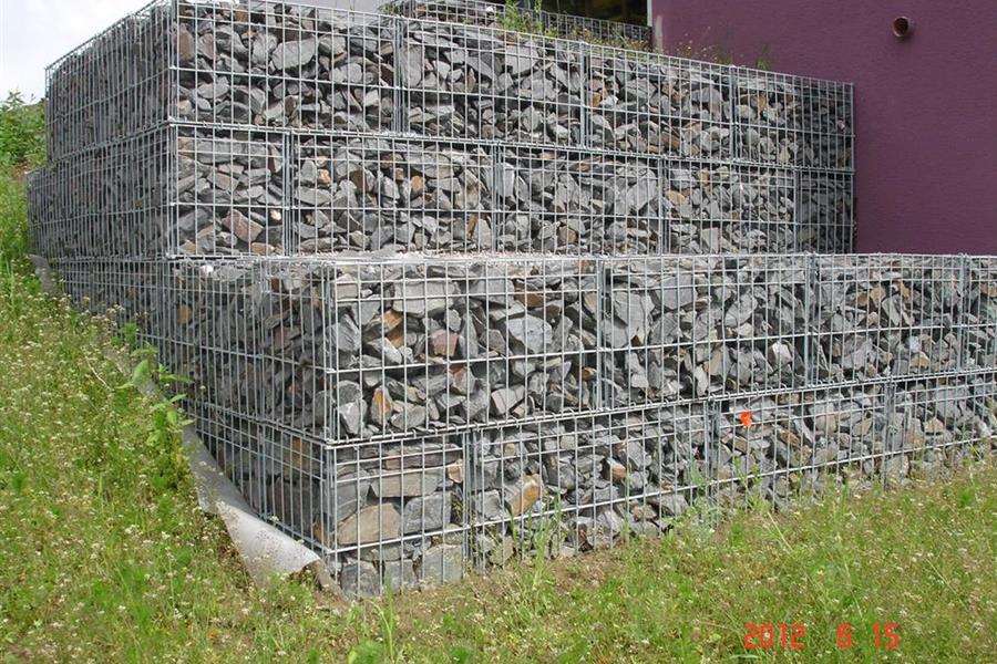 Réalisation d'un mur de soutènement avec des gabions