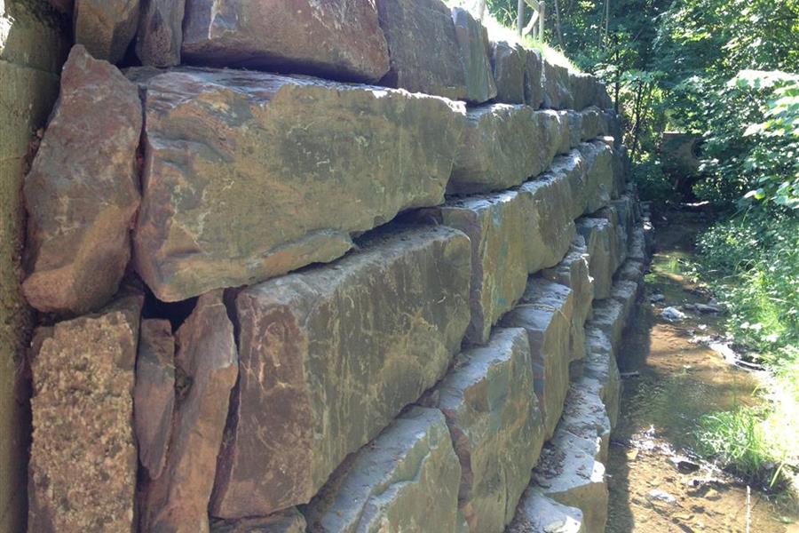 Mur de soutènement avec des blocs lourds