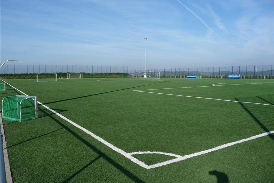 Terrain de football avec gazon synthétique