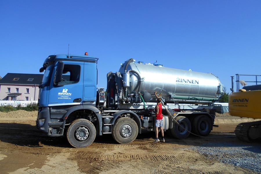 camion avec citerne - Parc de machines