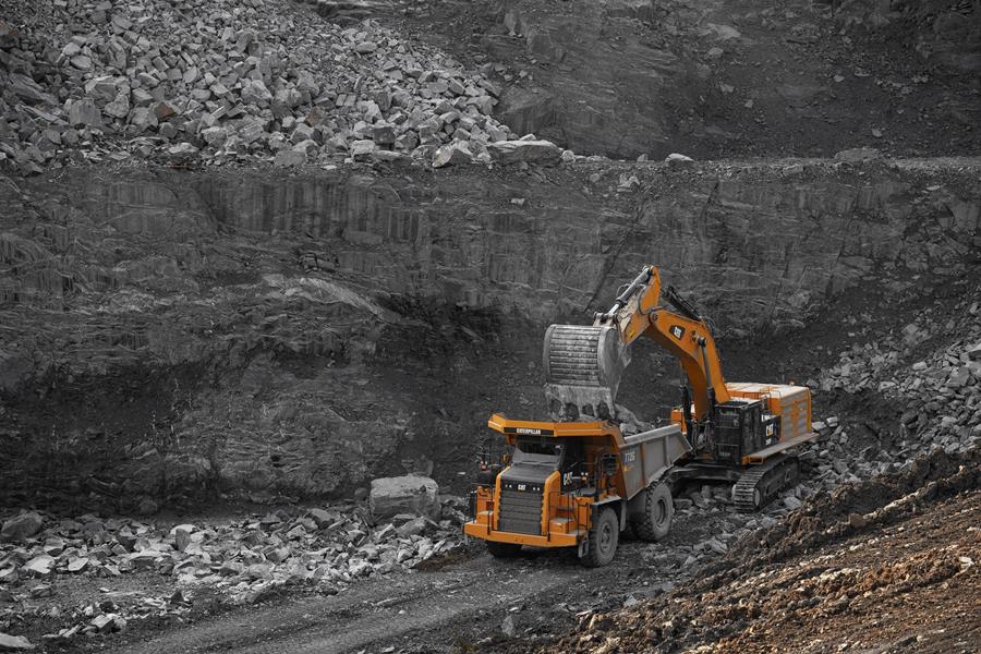 Des rochers, des hommes et des machines