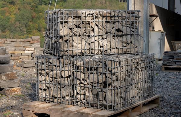 Gabions et blocs de pierre cyclopéens