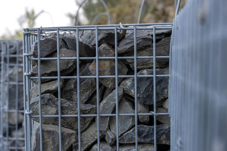 Gabions et blocs de pierre cyclopéens