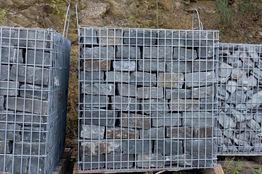 Gabions et blocs de pierre cyclopéens