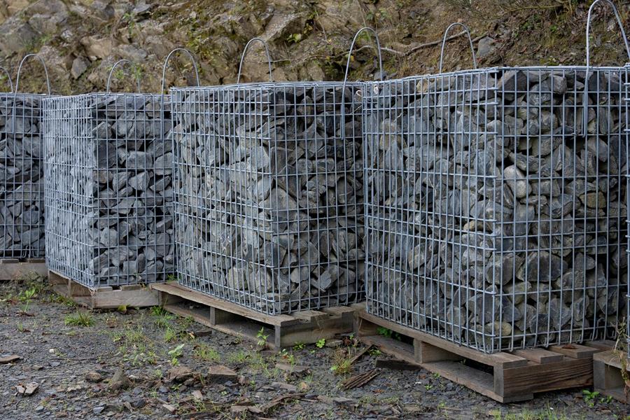 Gabions et blocs de pierre cyclopéens